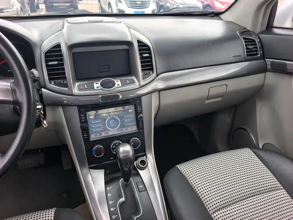 Photo 12 - Chevrolet Captiva