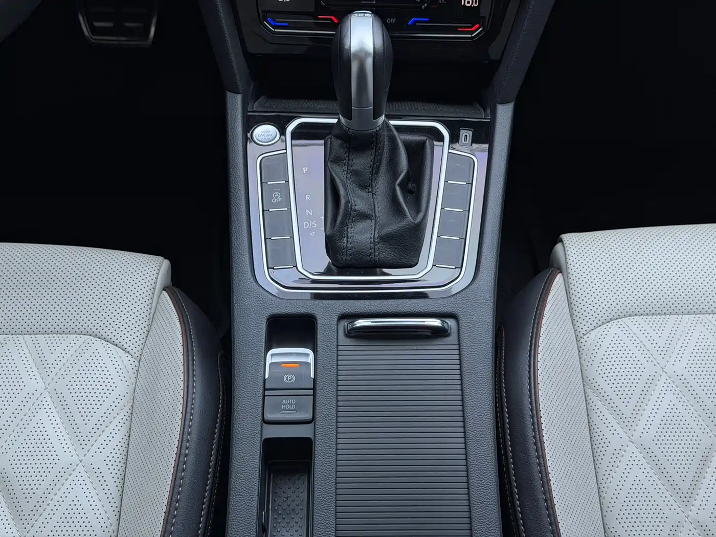 Volkswagen Magotan 2023 Model 2 Million Commemorative Edition 330TSI DSG Luxury фото 18