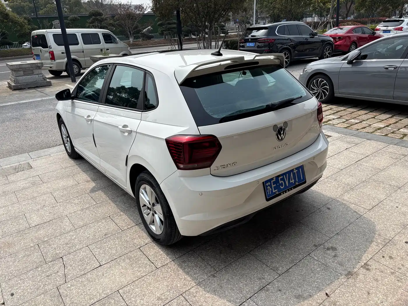 VOLKSWAGEN POLO