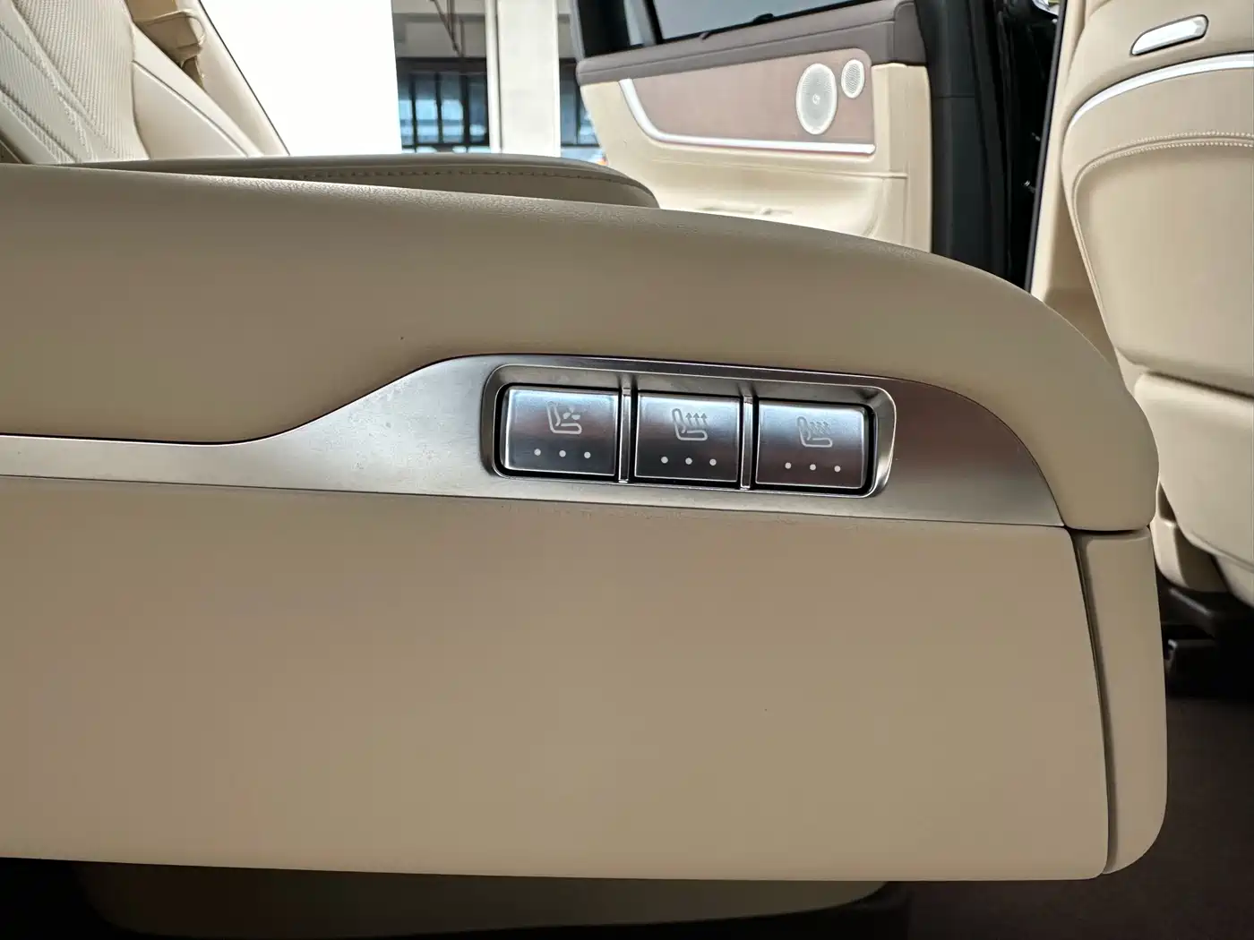 AITO Wenjie AITO M9 2024 Range Extender Max Edition 42kWh 6-seater фото 15