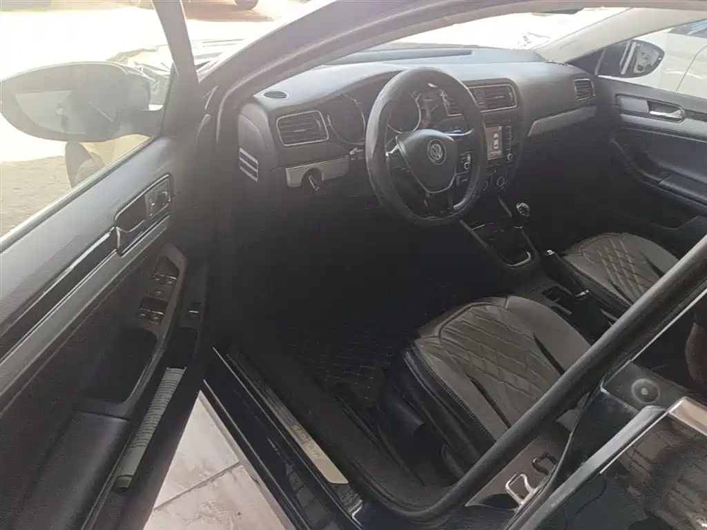 Volkswagen Sagitar 2015 1.6L Manual Comfort фото 16