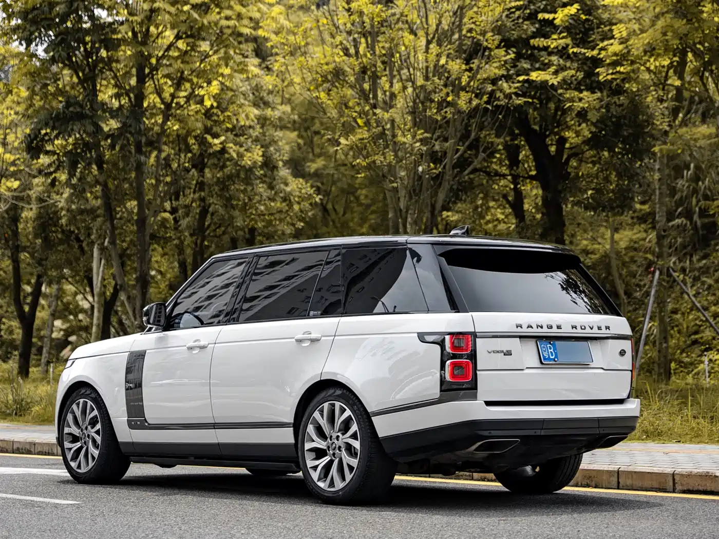 Land Rover Range Rover 2021 3.0 L6 Heritage Extended Classic Edition фото 3