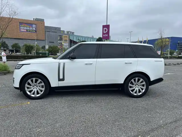 Land Rover Range Rover 2023 3.0 L6 400PS Golden Age 7-Seater Long Wheelbase — фото 5
