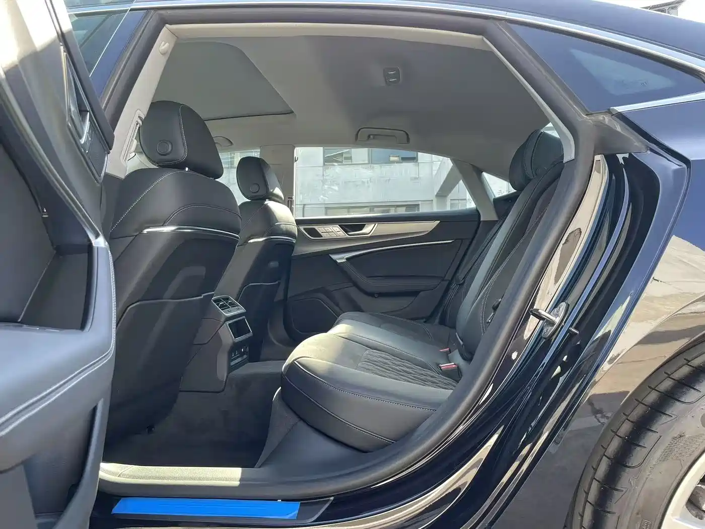 Audi A7L 2025 Model Year 45 TFSI quattro Premium фото 9