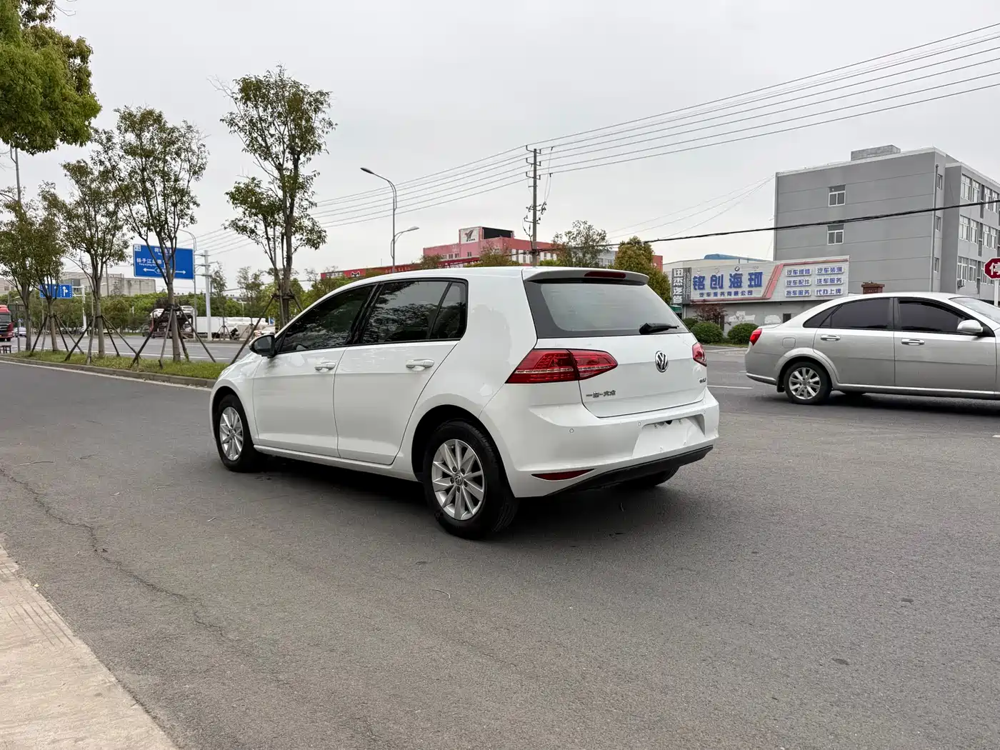 Volkswagen Golf 2014 1.6L Automatic Fashion Edition фото 7