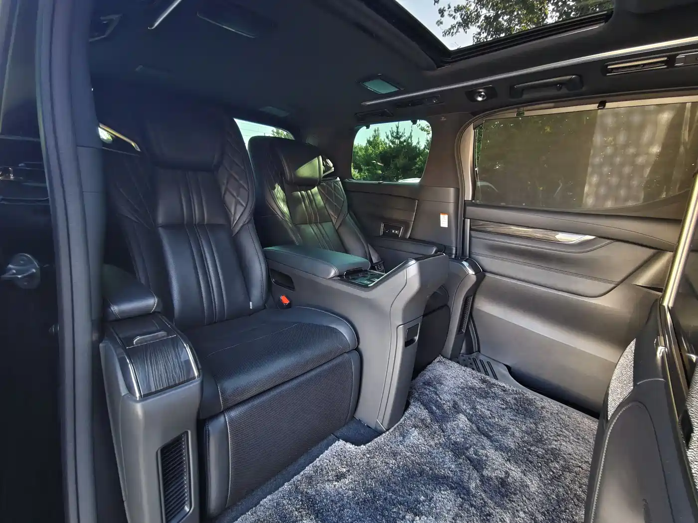 Lexus LM 2020 300h 4-Seat Imperial Edition фото 15