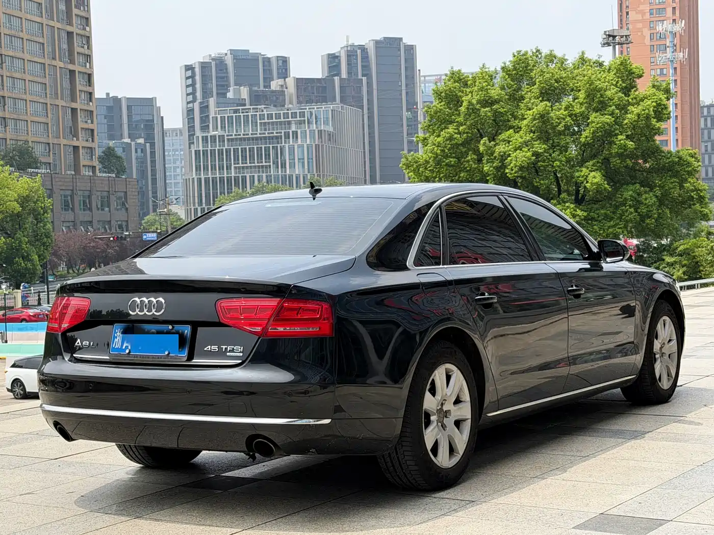 Фото 16 - Audi A8