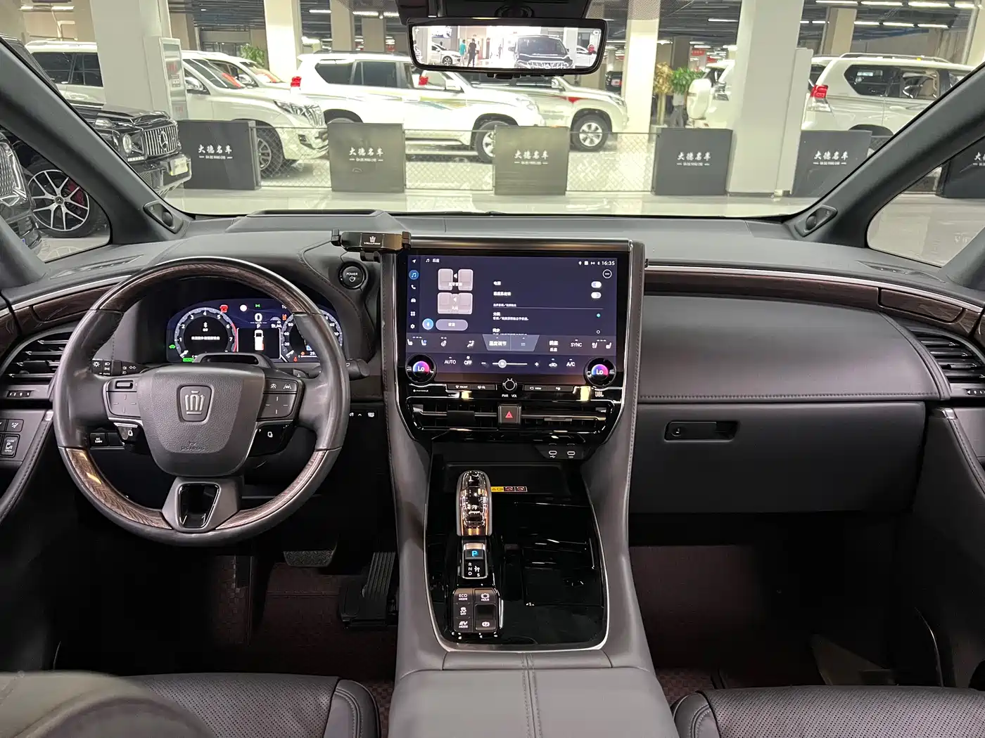 Toyota Vellfire 2024 Crown Hybrid 2.5L Executive Premium Edition фото 15