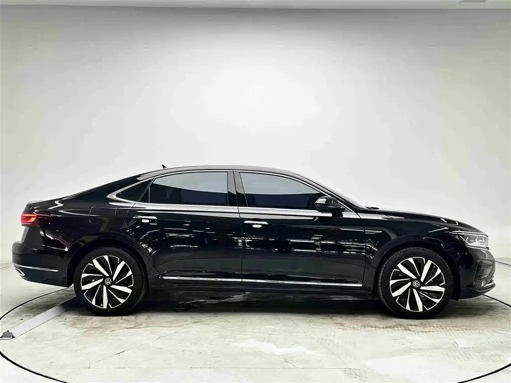Volkswagen Passat 2023 330TSI Luxury Edition фото 4