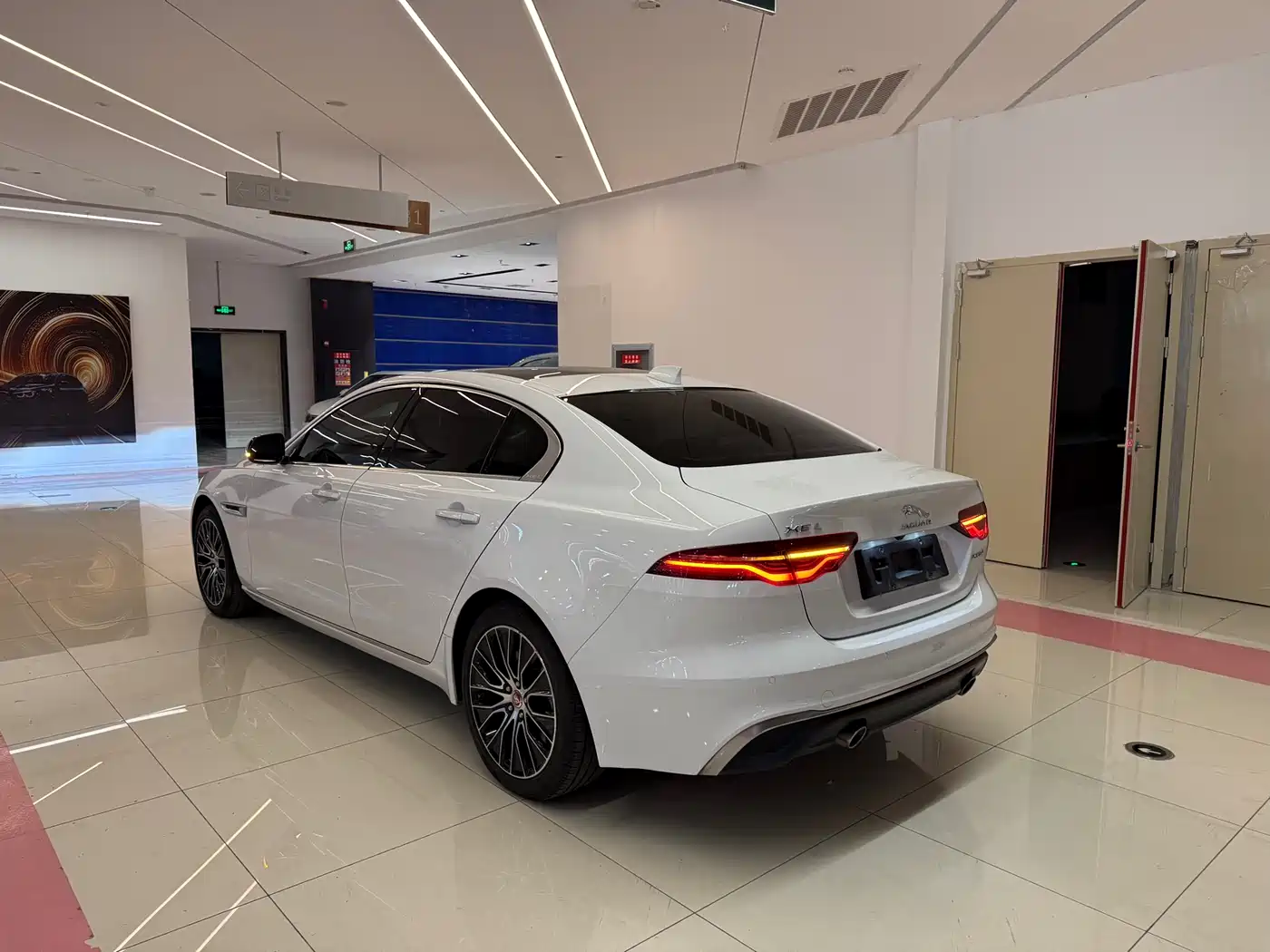 Jaguar XEL 2020 2.0T 200PS R-DYNAMIC Youth Sport Edition фото 16