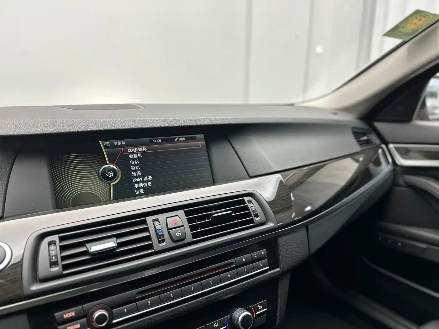 BMW 5 Series 2011 535Li Luxury фото 28