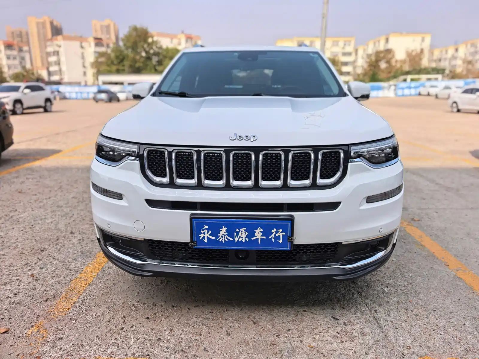 Photo 2 - Jeep Grand Commander