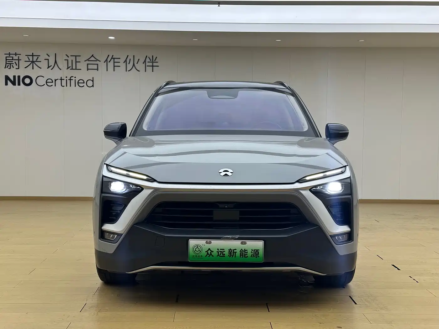Фото 2 - NIO ES8