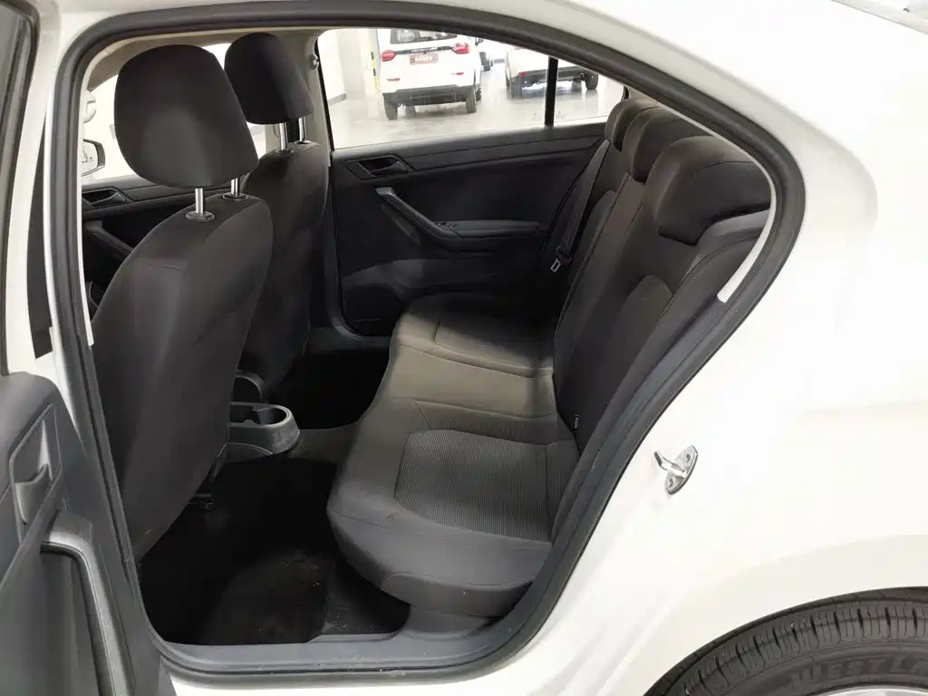 Photo 15 - Volkswagen Jetta