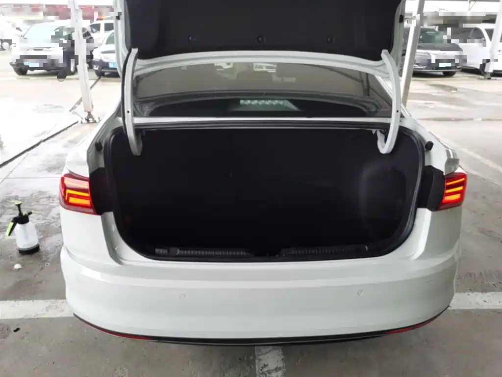 VOLKSWAGEN BORA