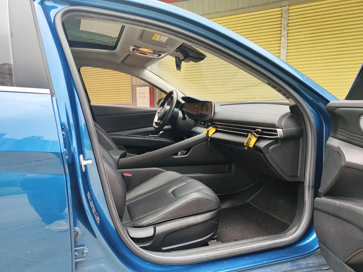 Hyundai Elantra 2021 1.5L CVT LUX Premium Edition фото 12