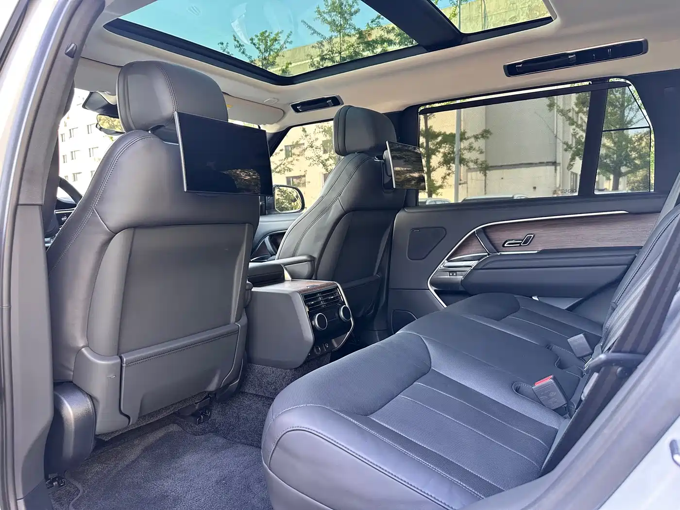 Land Rover Range Rover 2023 3.0 L6 400PS Golden Age Long Wheelbase фото 19
