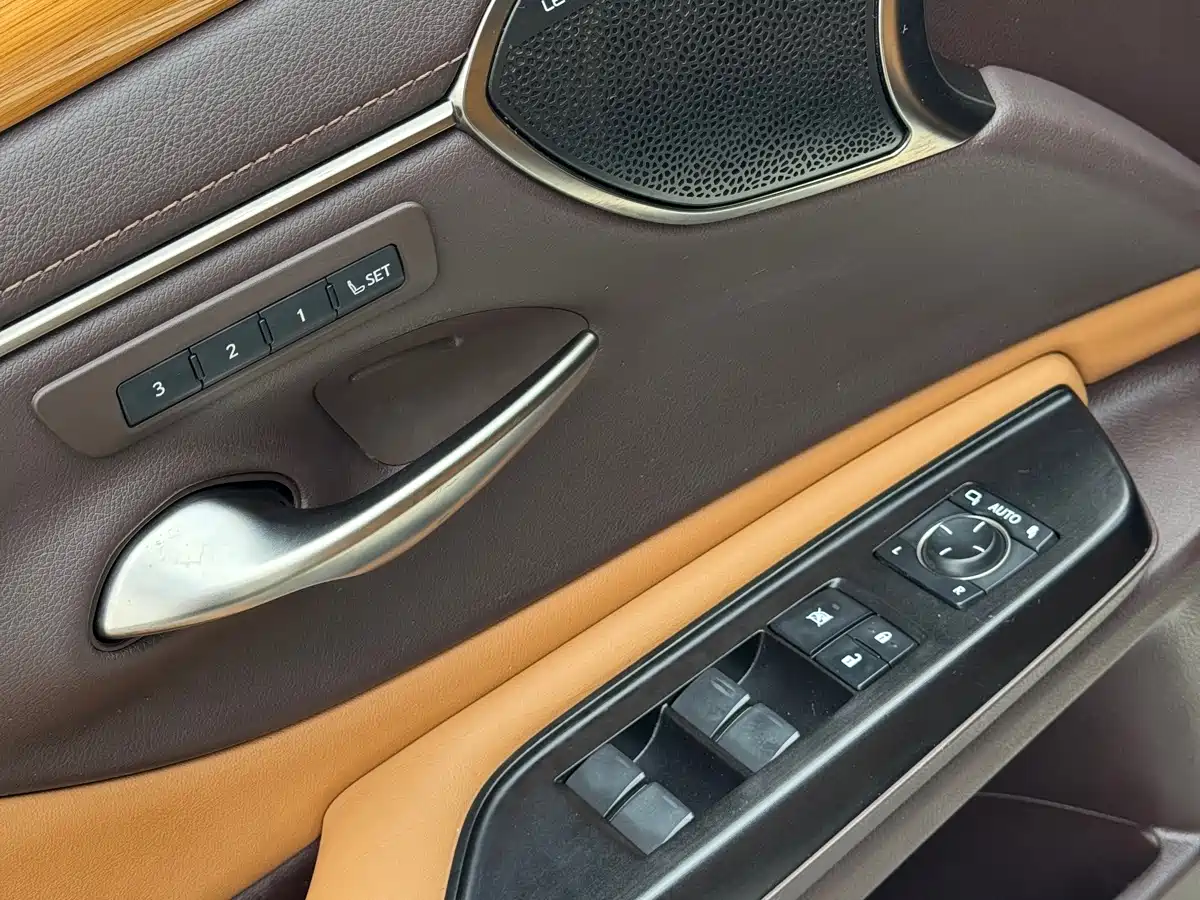 Lexus ES 2018 300h Executive Edition China V фото 11
