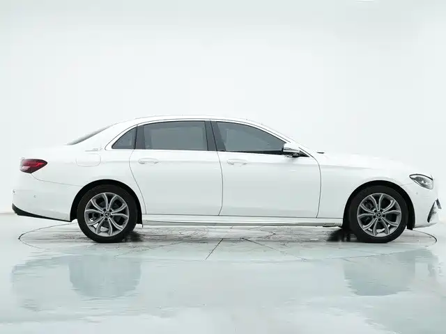 Photo 8 - Mercedes-Benz E-Class