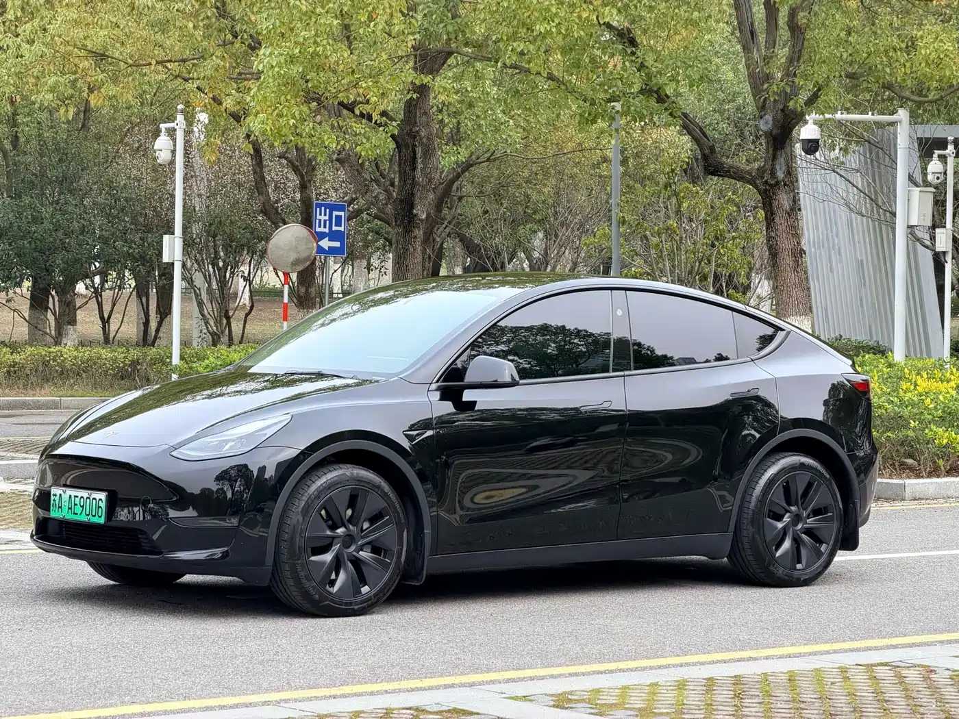 TESLA MODEL Y