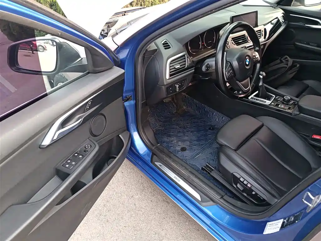 BMW 1 Series 2018 118i Sport Edition фото 16