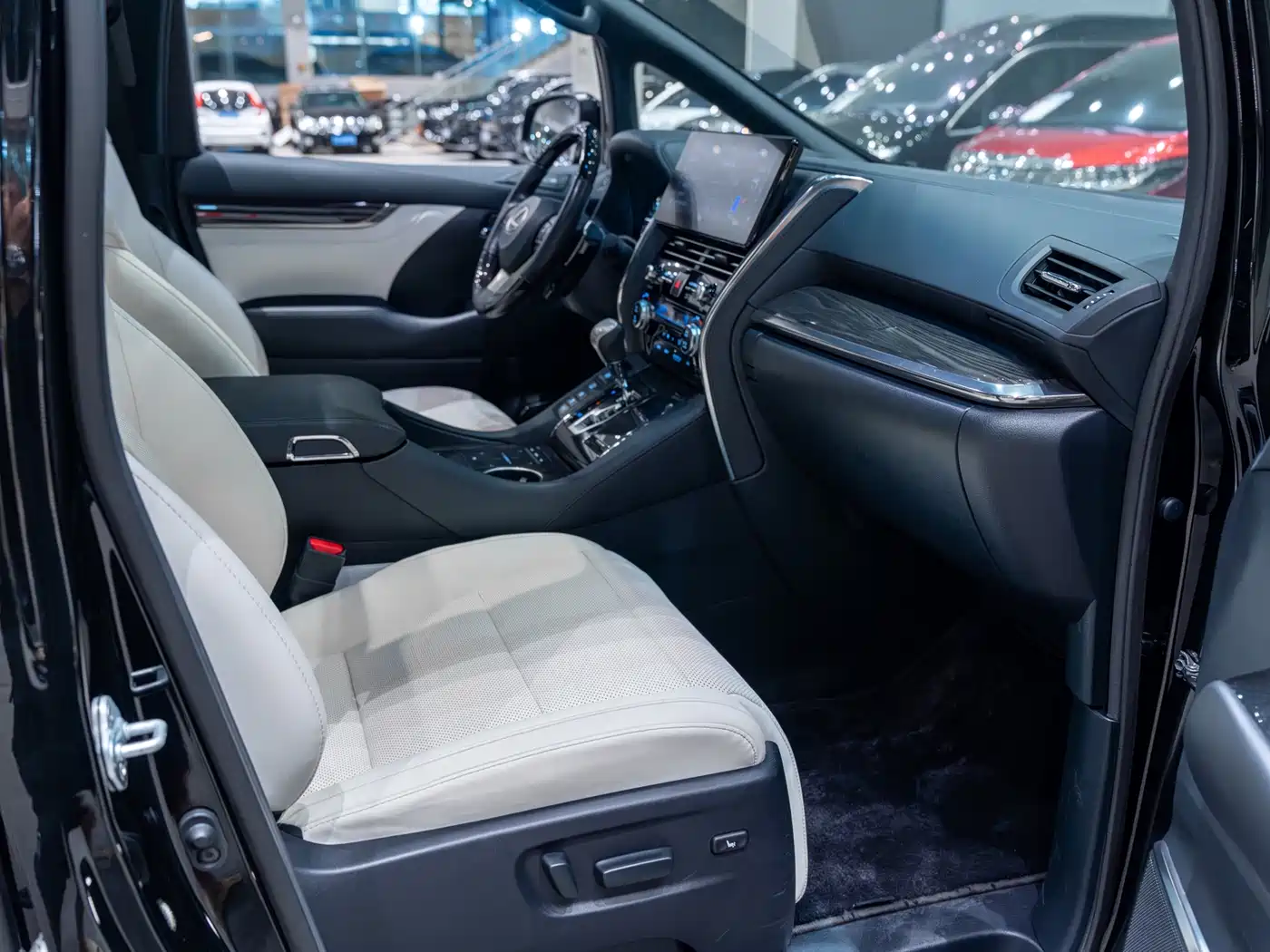 Lexus LM 2020 300h Seven-Seater Elegance Edition фото 17
