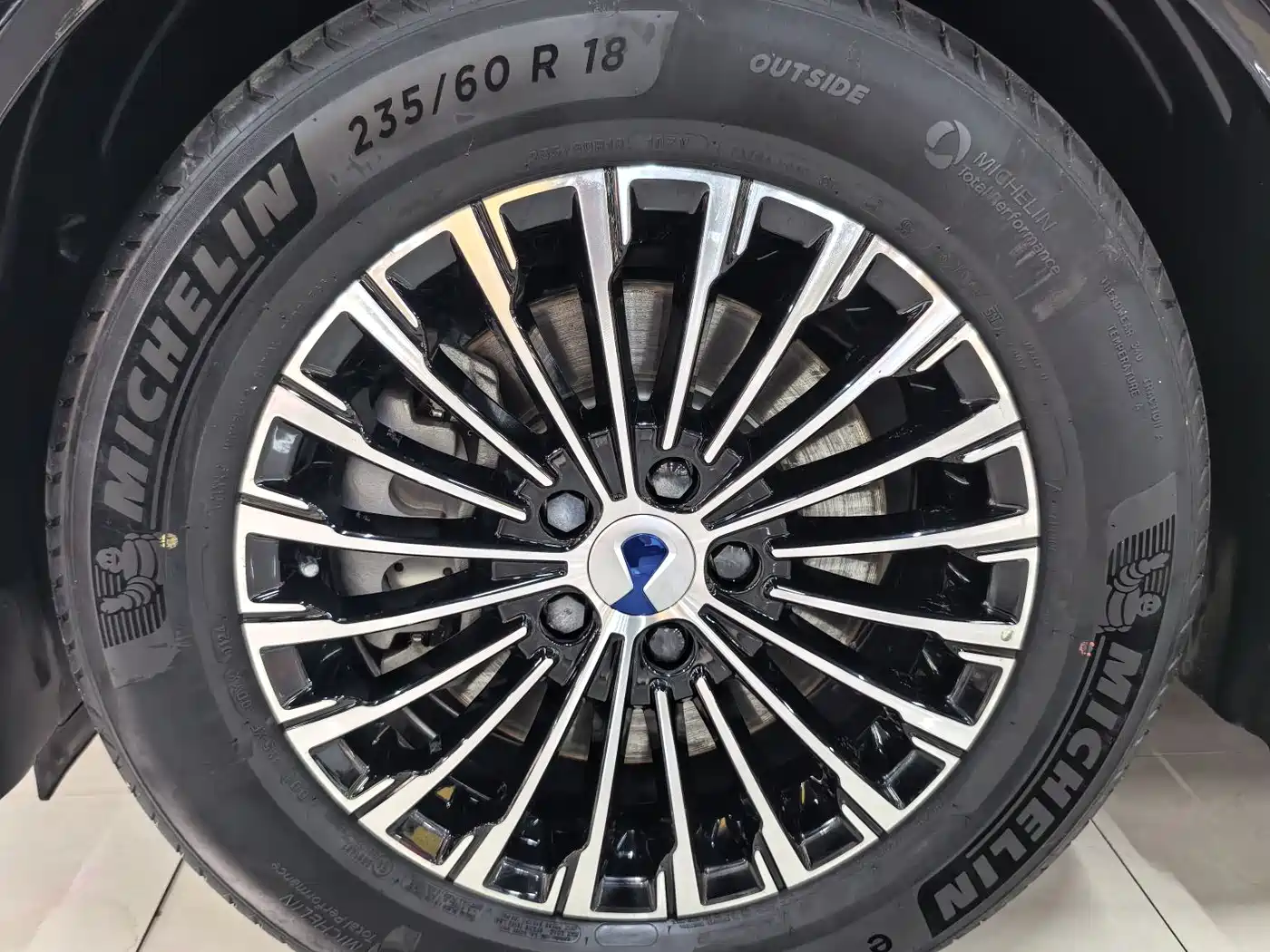 Denza D9 2024 DM-i 980 AWD Flagship фото 13