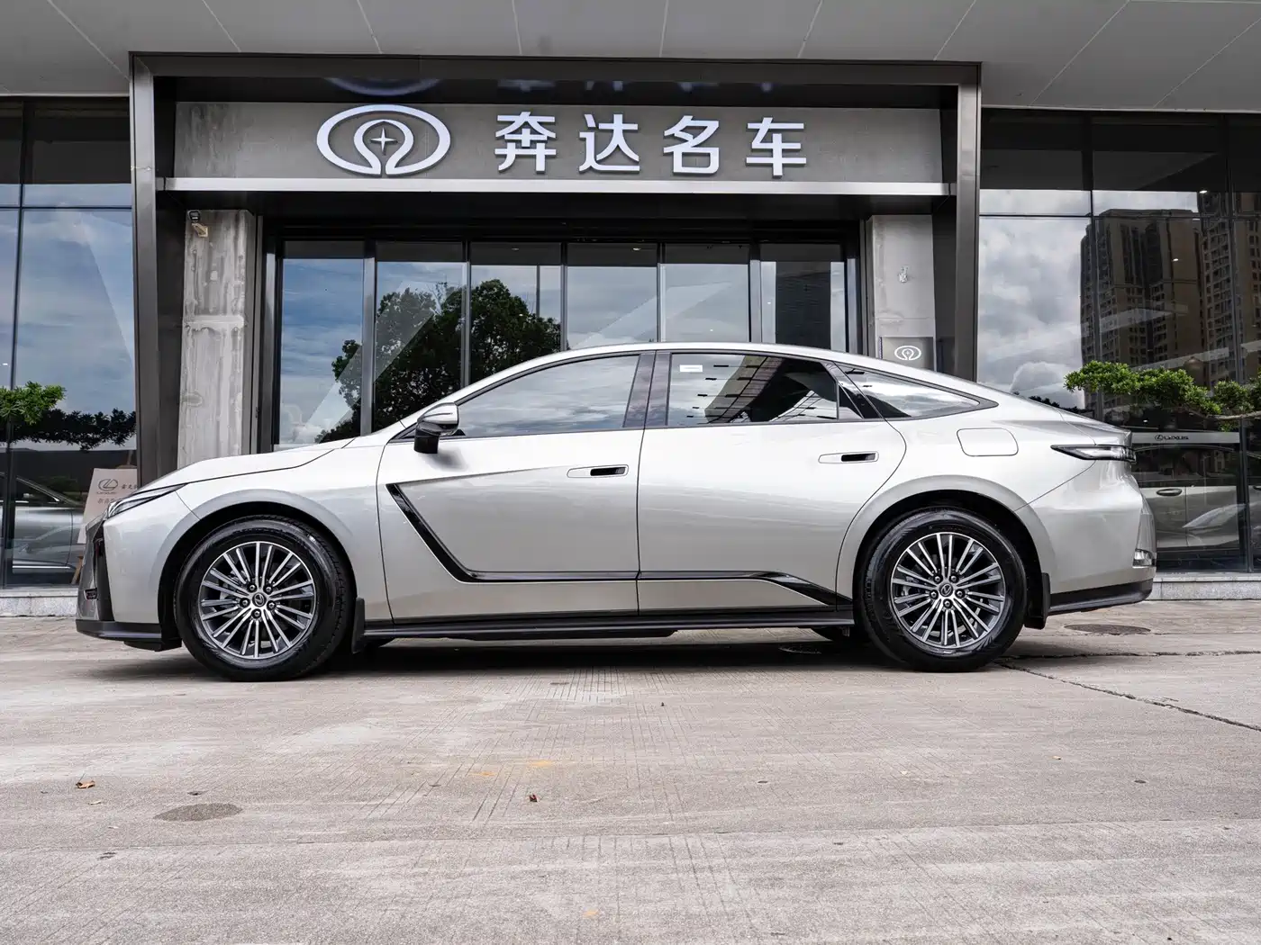 Lexus ES 2026 2025 Model 300h Base Version