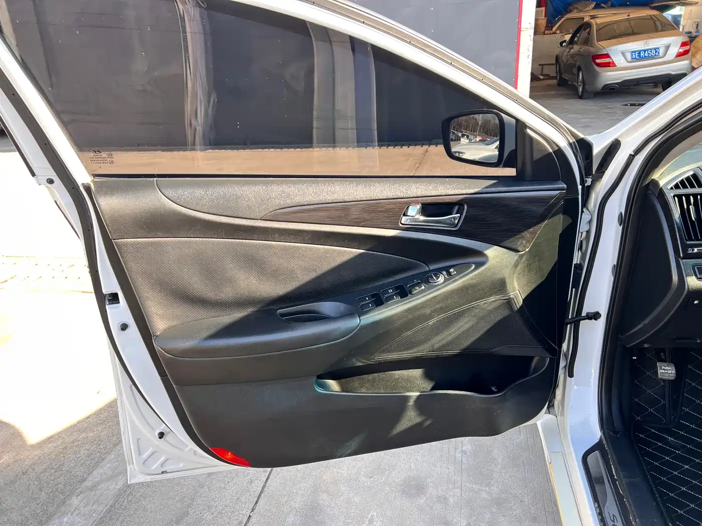 Hyundai Sonata 2013 2.0L Automatic Premium Edition фото 5