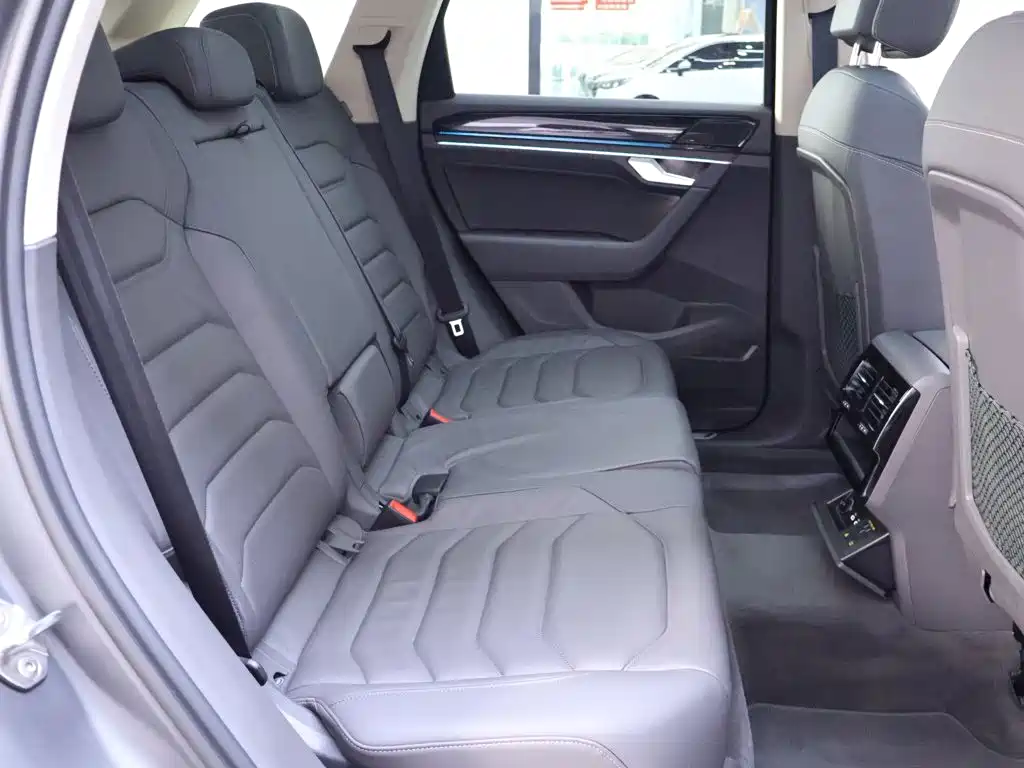 Volkswagen Touareg 2024 2023 3.0TSI R-Line Volcano Rock Paint Sport