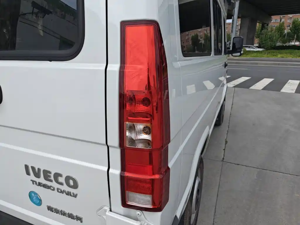 Iveco Daily 2024 2023 Model 2.5T A35M1 Short Wheelbase Medium Roof Single Tire Manual Door 5-9 Seats