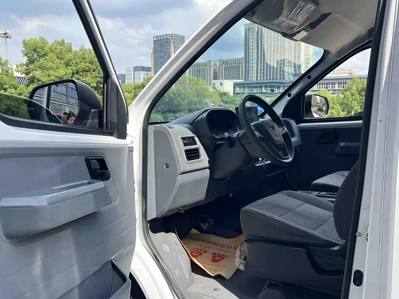 Wuling Motors Wuling Yangguang 2024 2024 300km Practical Enclosed Window Version 60kW