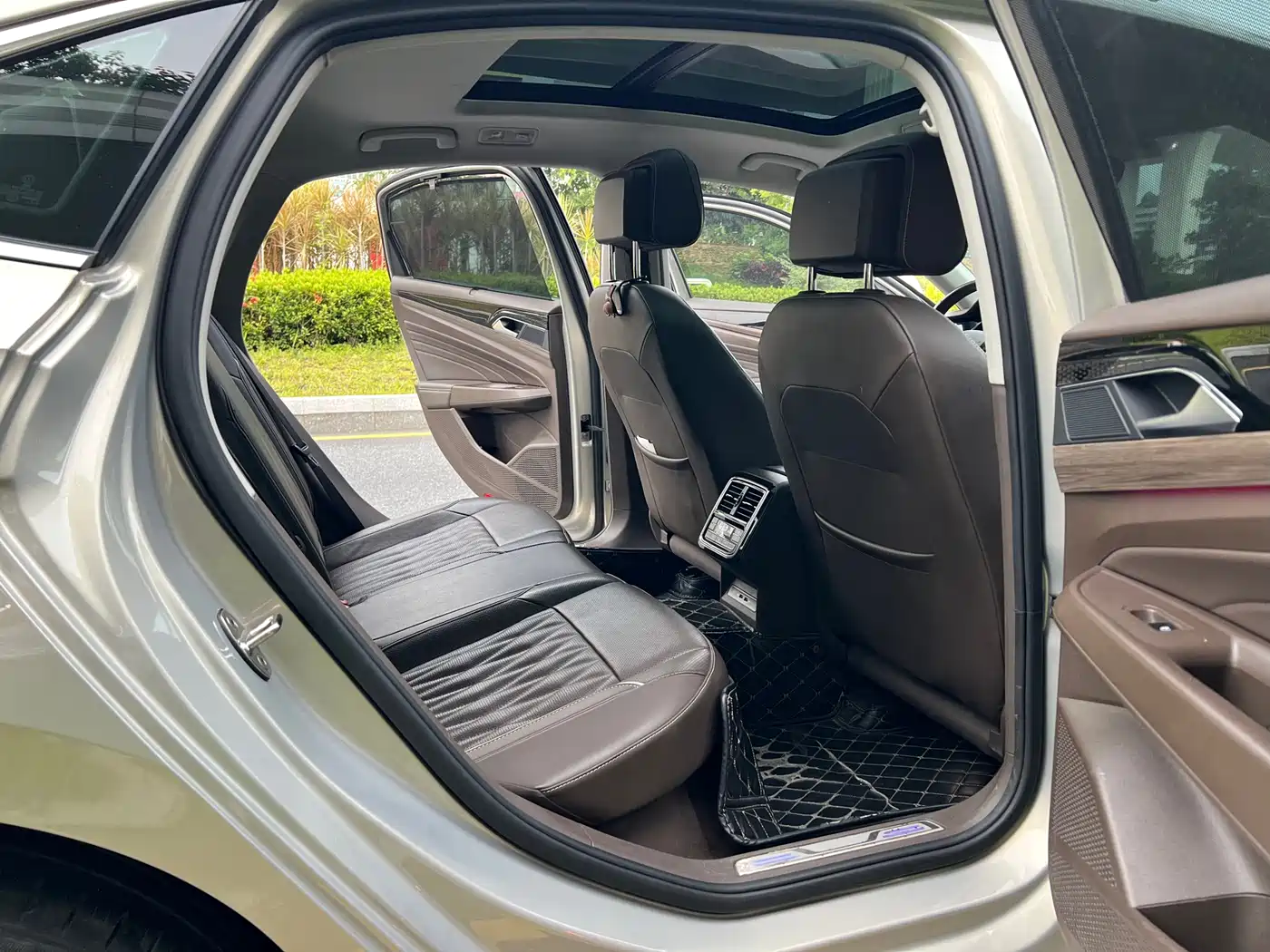 Volkswagen Passat New Energy 2019 430PHEV Hybrid Luxury Edition фото 12
