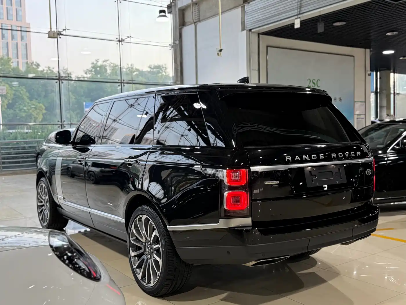 Land Rover Range Rover 2022 3.0 L6 400PS Prestige Genesis Extended Edition фото 28