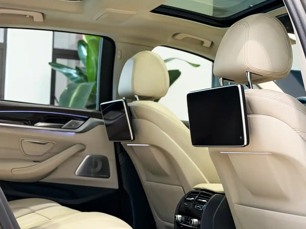 BMW 5 Series 2018 540Li Executive Version фото 10