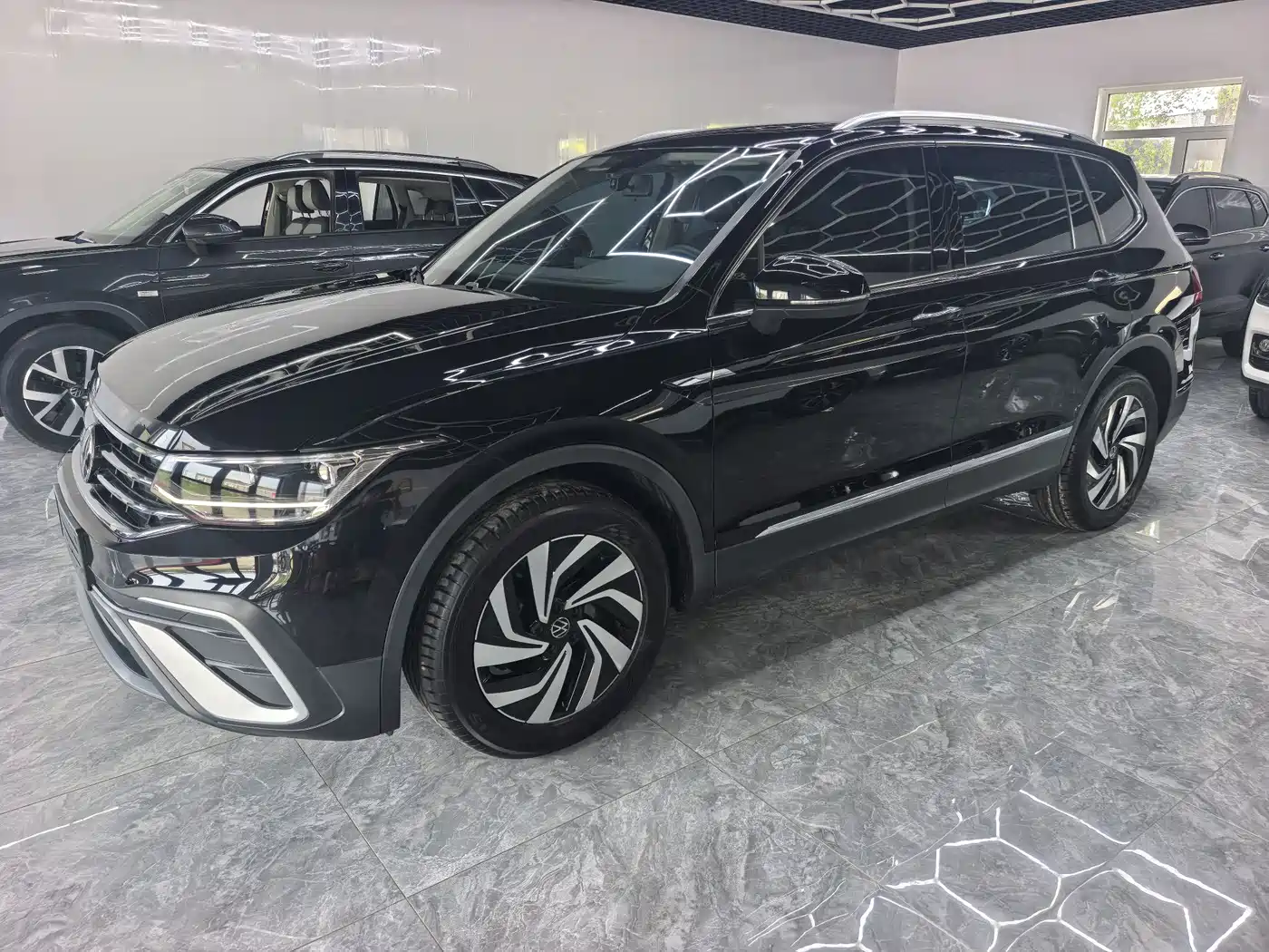 Фото 2 - Volkswagen Tiguan L