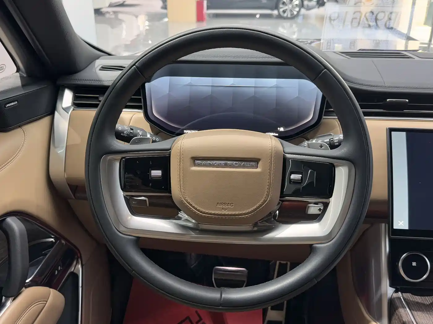 Land Rover Range Rover 2023 3.0 L6 360PS Golden Age Edition фото 18
