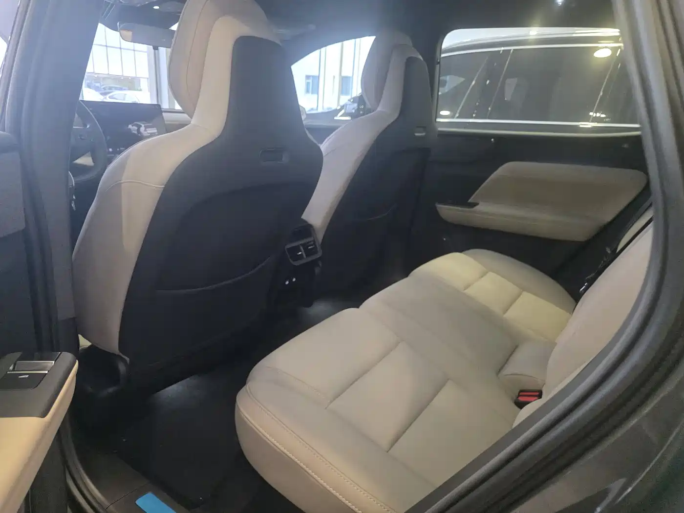 VOLVO XC70 PLUG-IN HYBRID