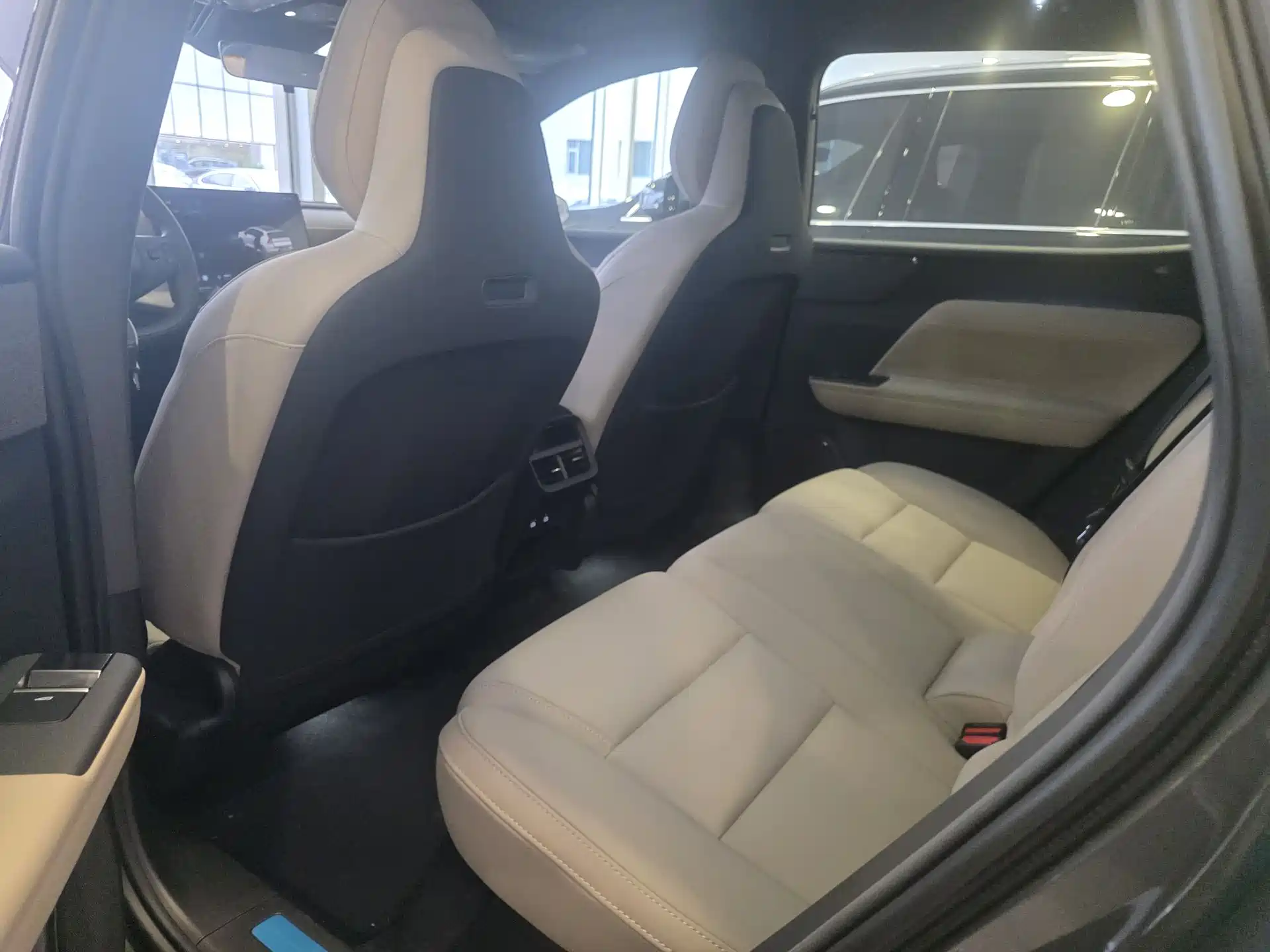 Photo 8 - Volvo XC70 Plug-in Hybrid