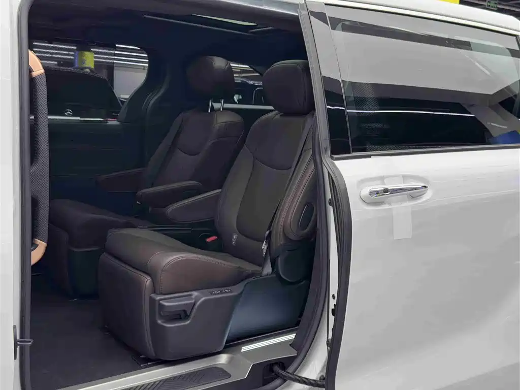Toyota Sienna 2021 2.5L Hybrid Platinum Edition фото 7