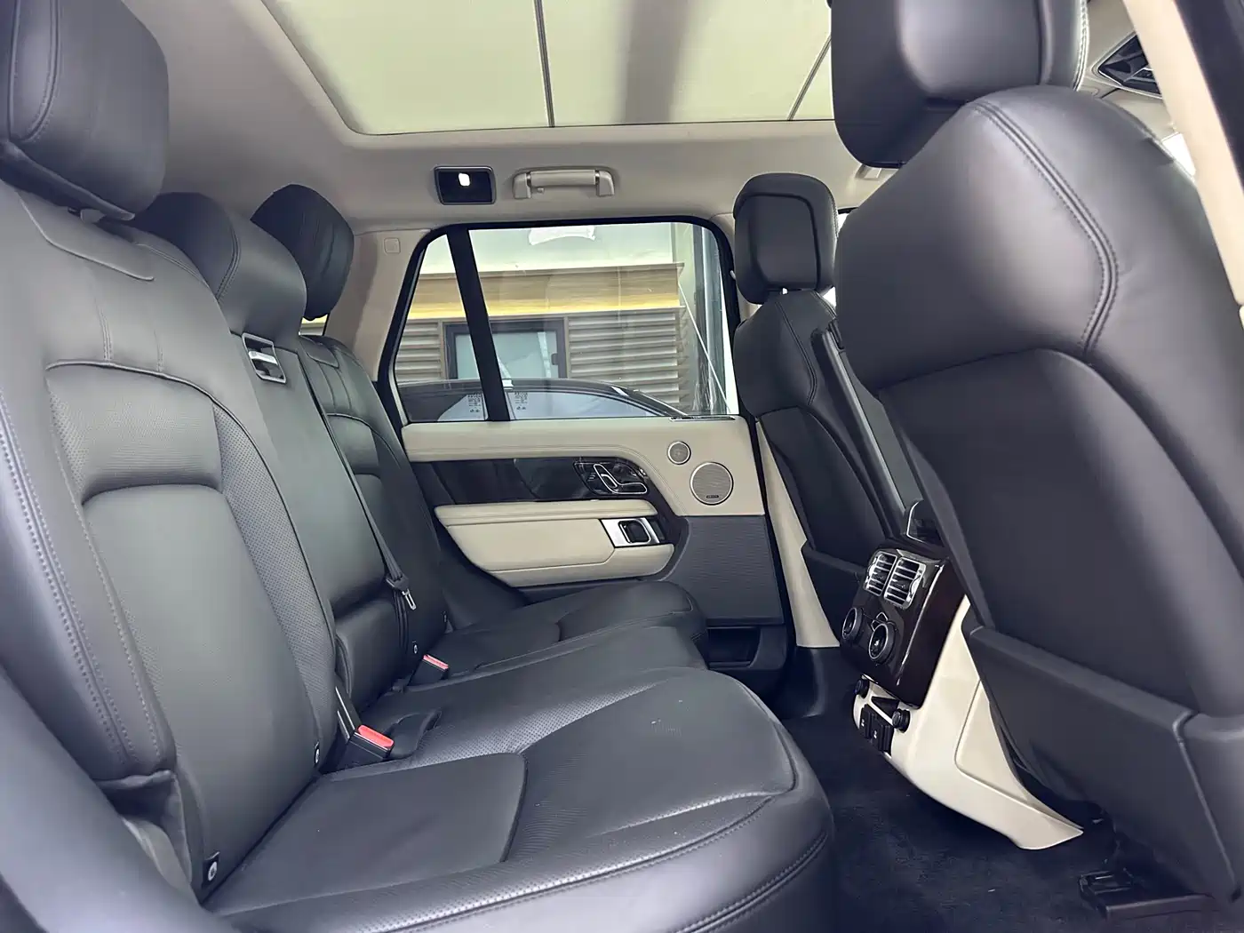 Land Rover Range Rover 2020 3.0 L6 Heritage Edition фото 17