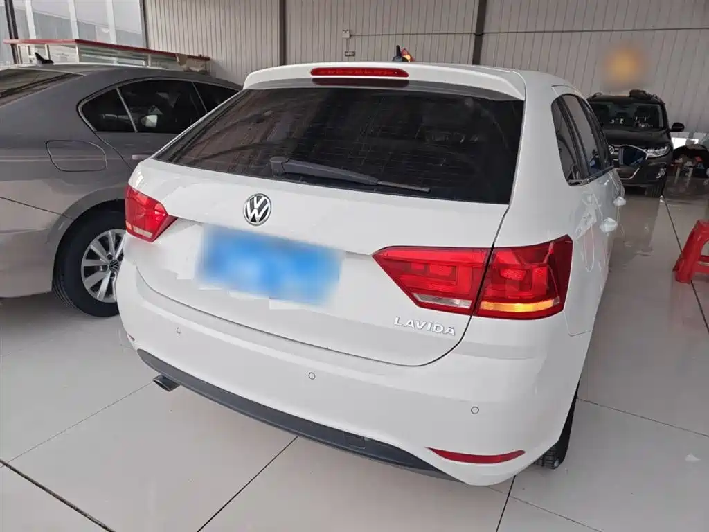 Volkswagen Lavida Tour 2015 1.6L Automatic Trend Edition фото 6
