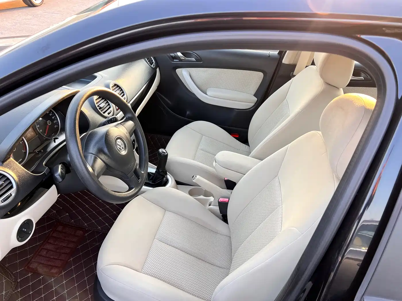 Volkswagen Lavida 2013 Classic 1.6L Manual Style Edition фото 11