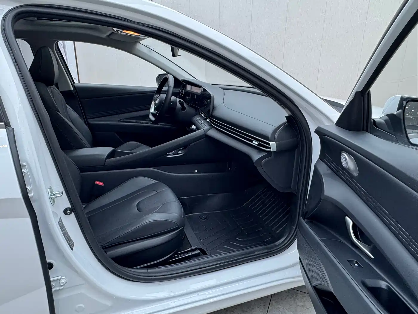 Hyundai Elantra 2023 Model 1.5L CVT LUX Premium Edition фото 23