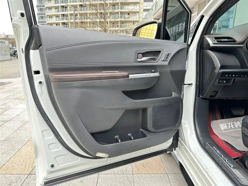 Toyota Sienna 2021 2.5L Hybrid Platinum Edition фото 23