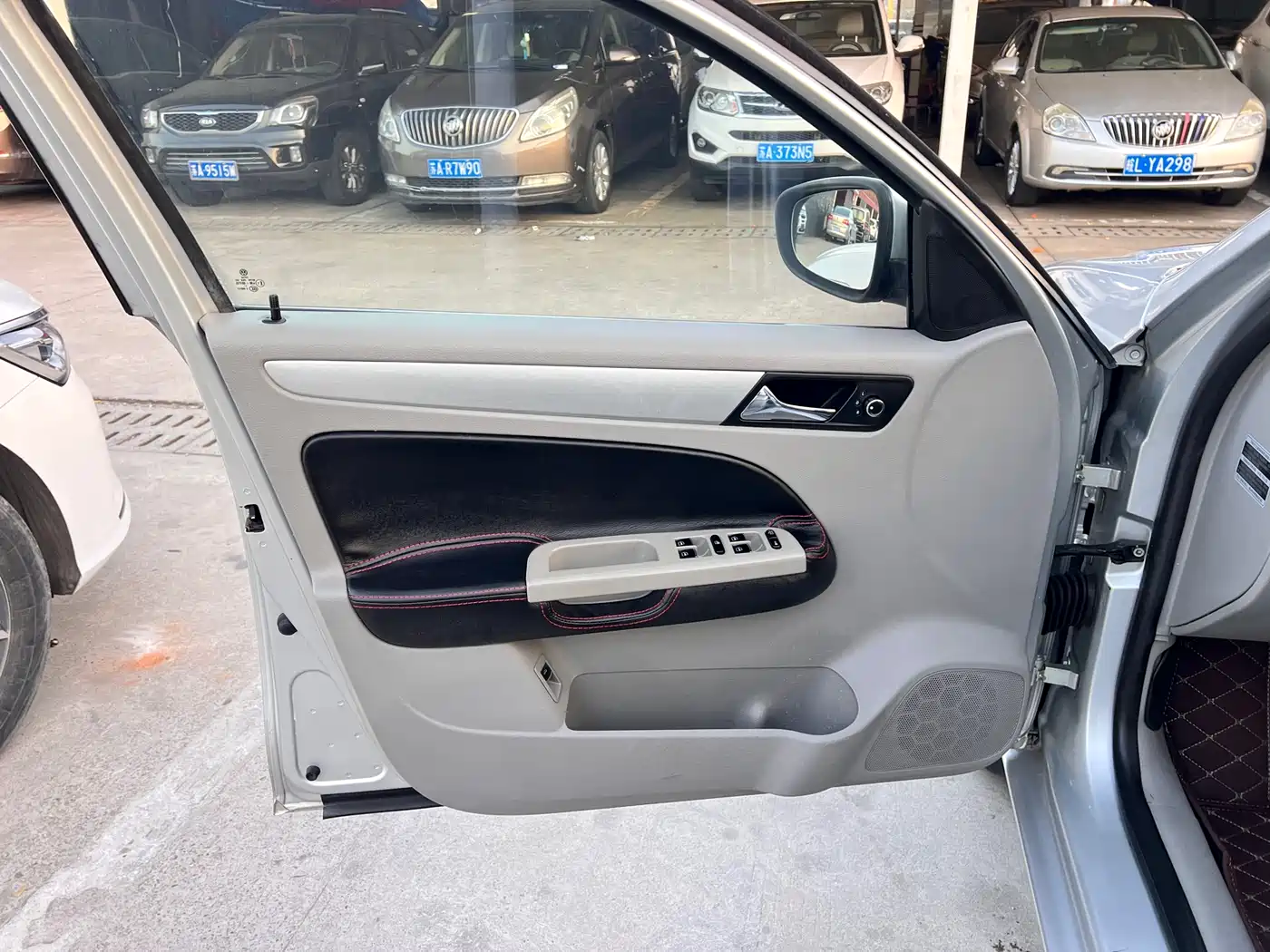 Volkswagen Bora 2012 1.6L Manual Comfort Model фото 6
