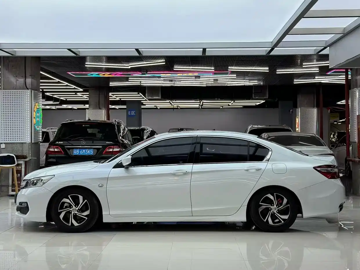 Honda Accord 2016 2.0L Elite Edition фото 3