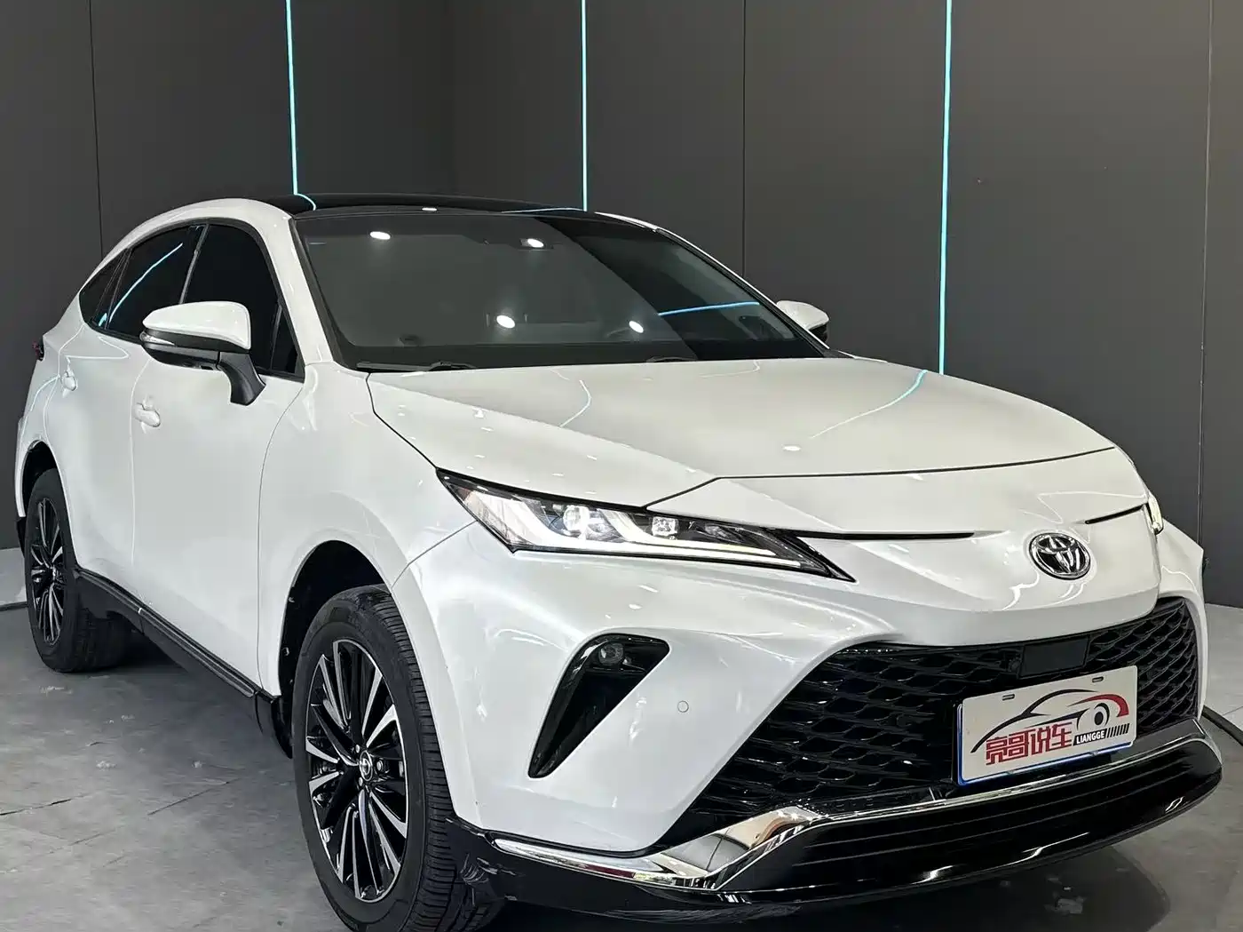 Toyota Venza 2022 2.0L CVT AWD Ultimate Edition фото 3