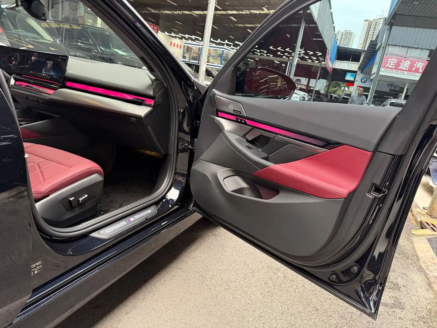 BMW 5 Series 2025 530Li Leading M Sport Package фото 27