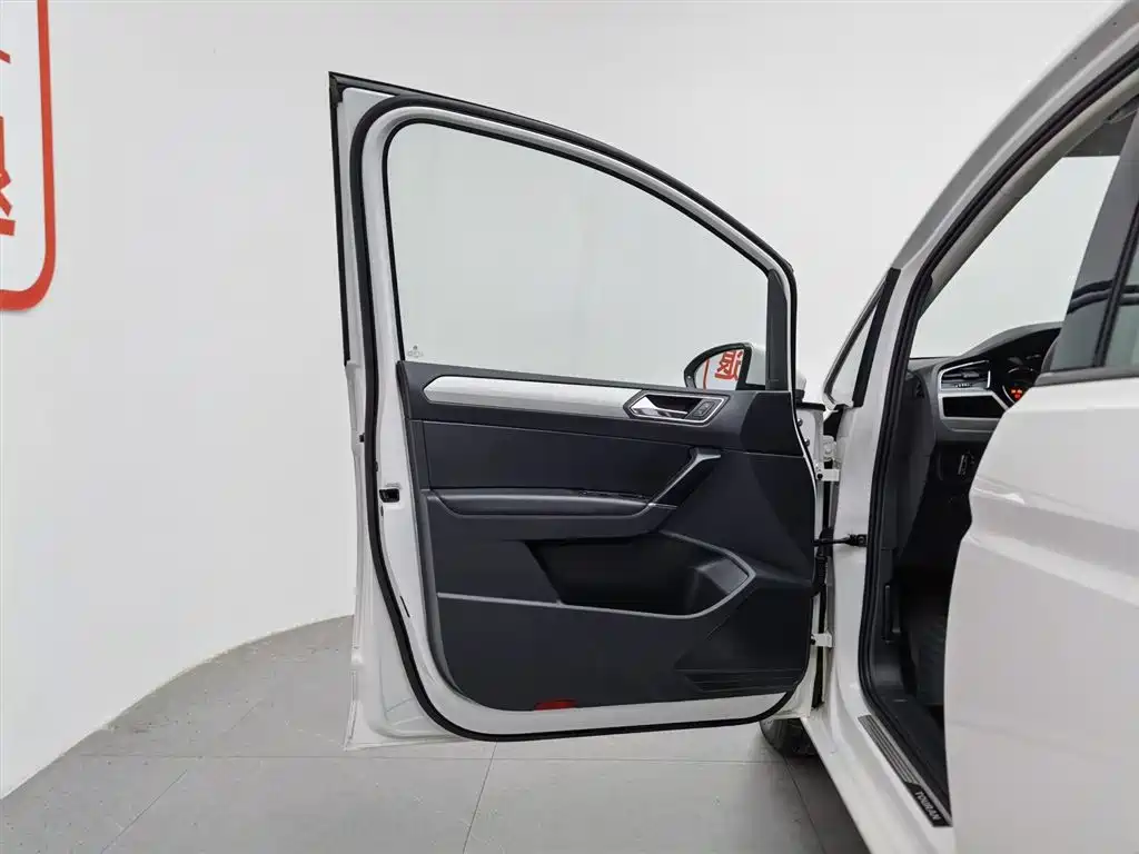 Volkswagen Touran 2018 Touran L 280TSI DSG Comfort 7-seater China V фото 8